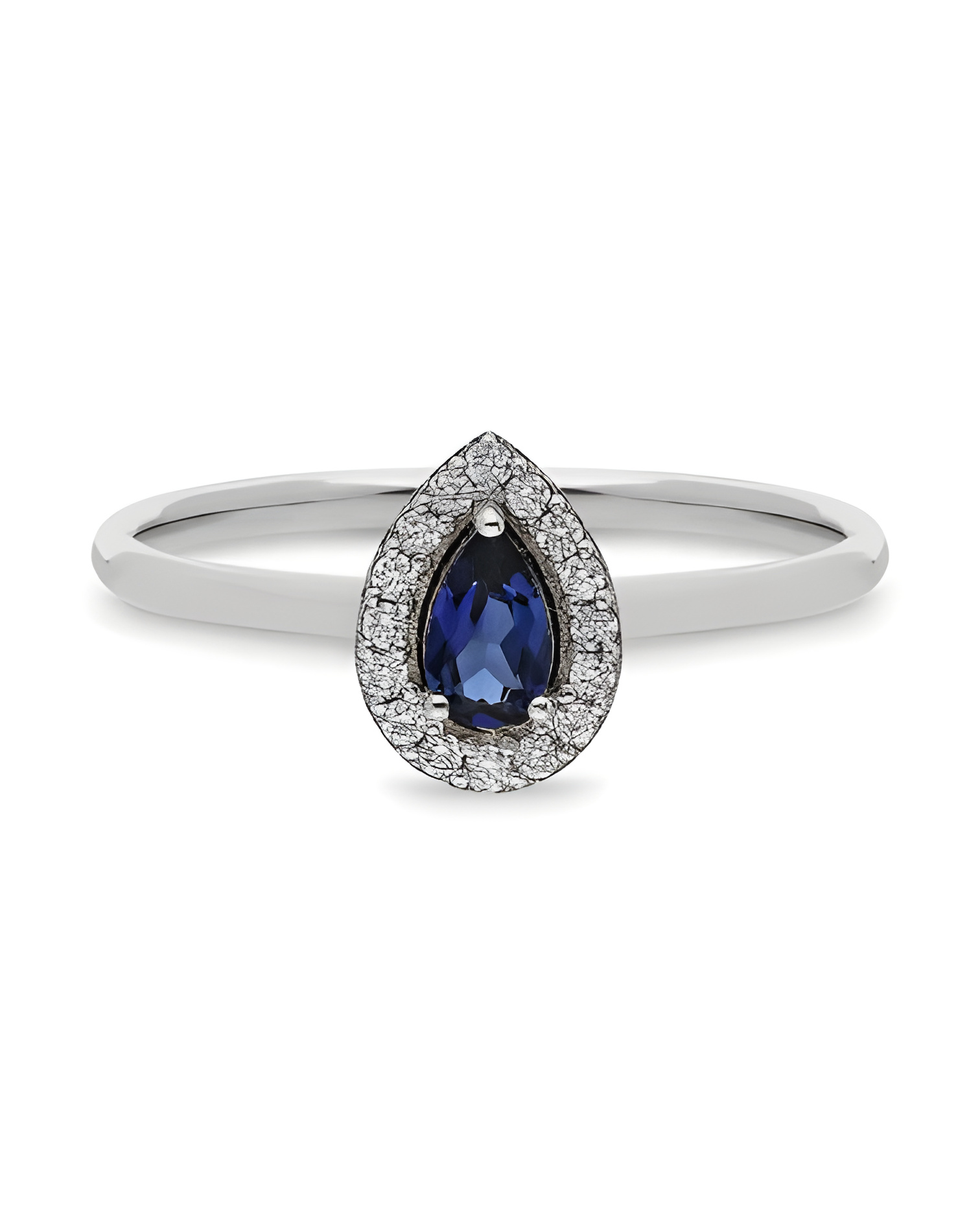 Sortija de oro con un zafiro y diamantes alrededor | Staring