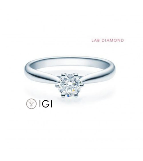 Clásico anillo de compromiso con diamante artificial de origen ético