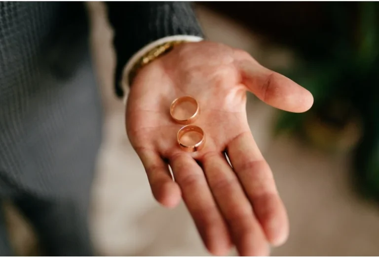 El significado de los anillos según el dedo en el que se coloquen